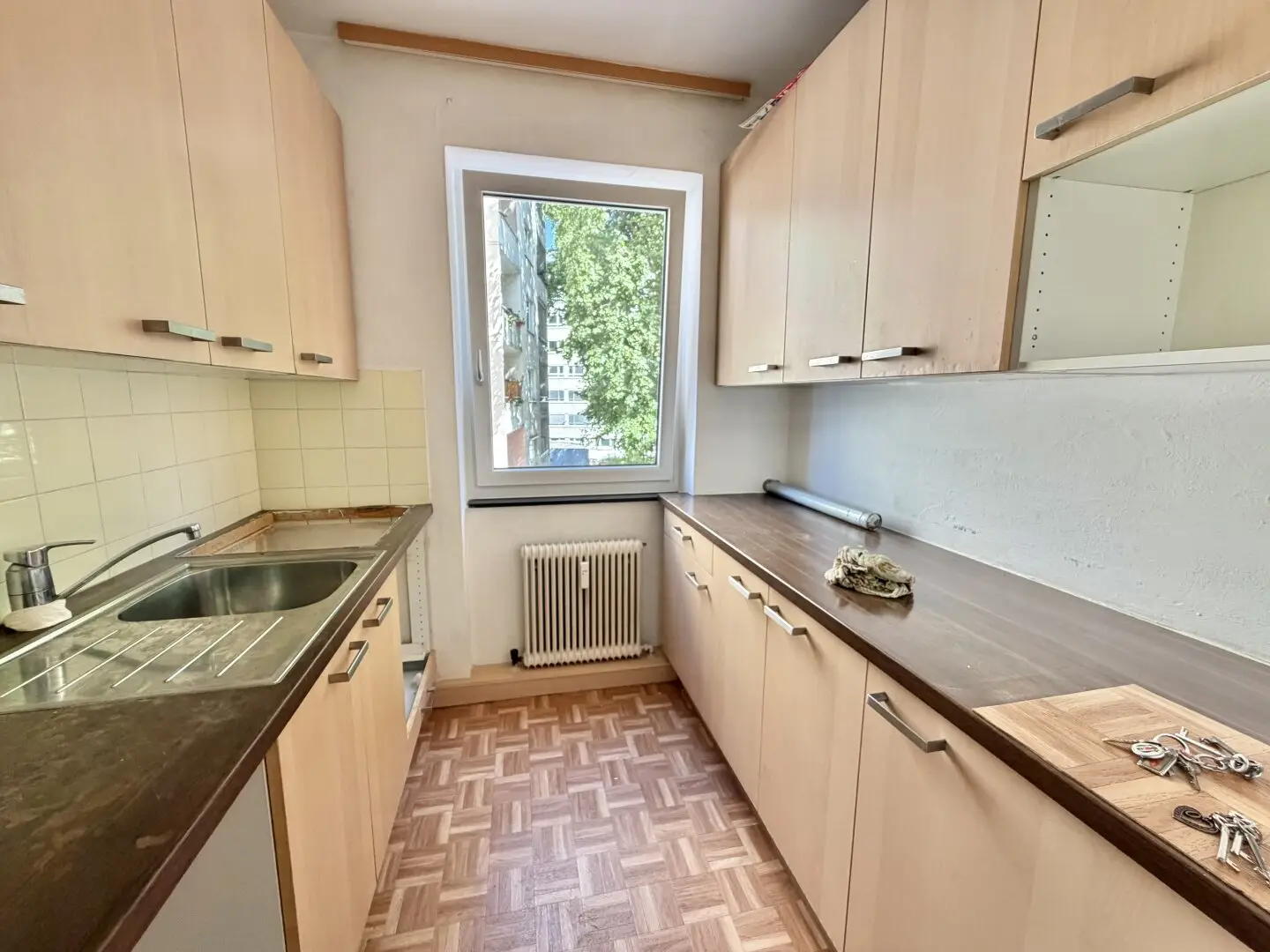 Renovierungsbedürftige große 2-Zimmer-Wohnung mit Loggia ideal für Anleger