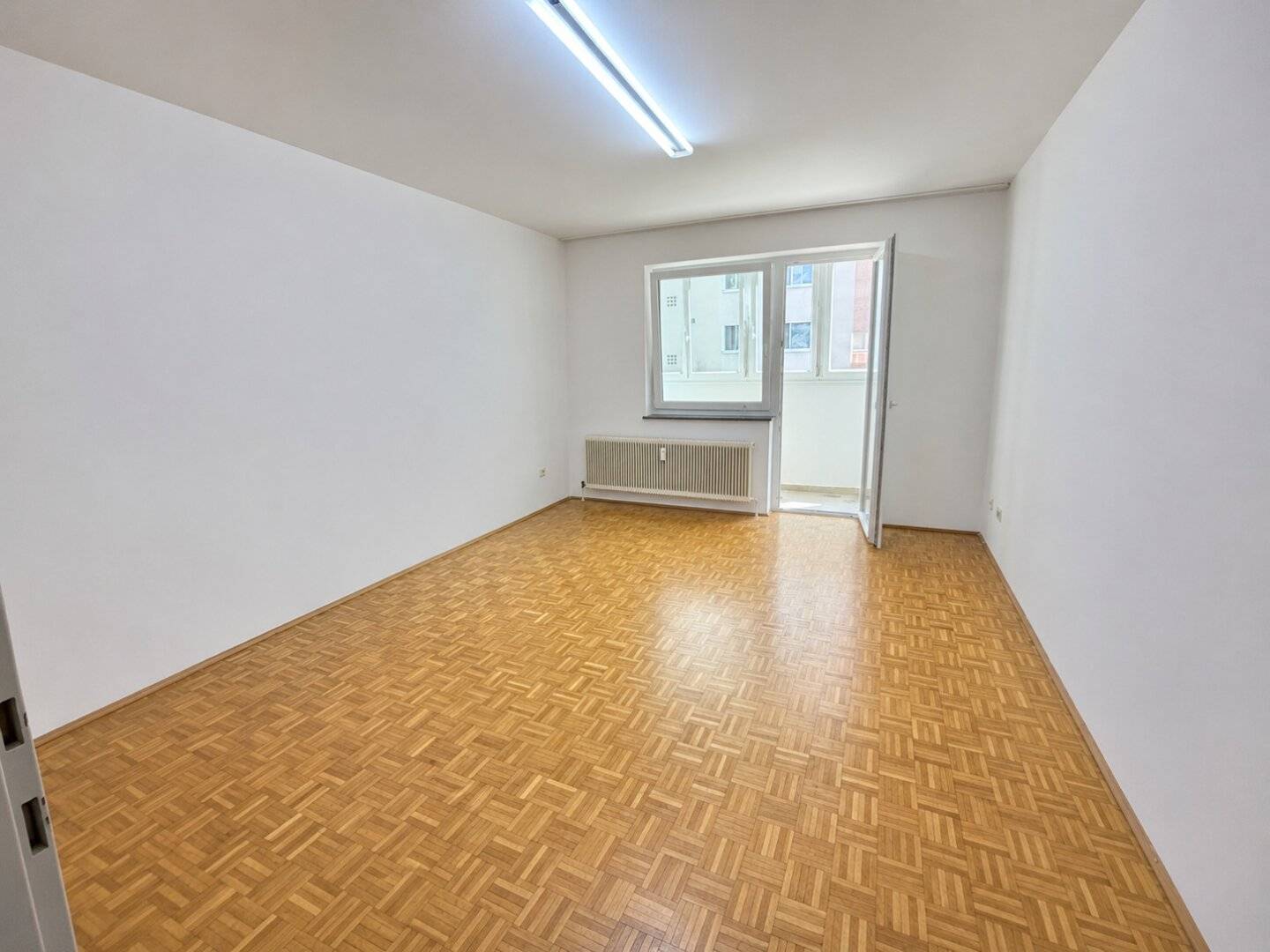 In need of renovation large 2-room apartment with loggia ideal for investors