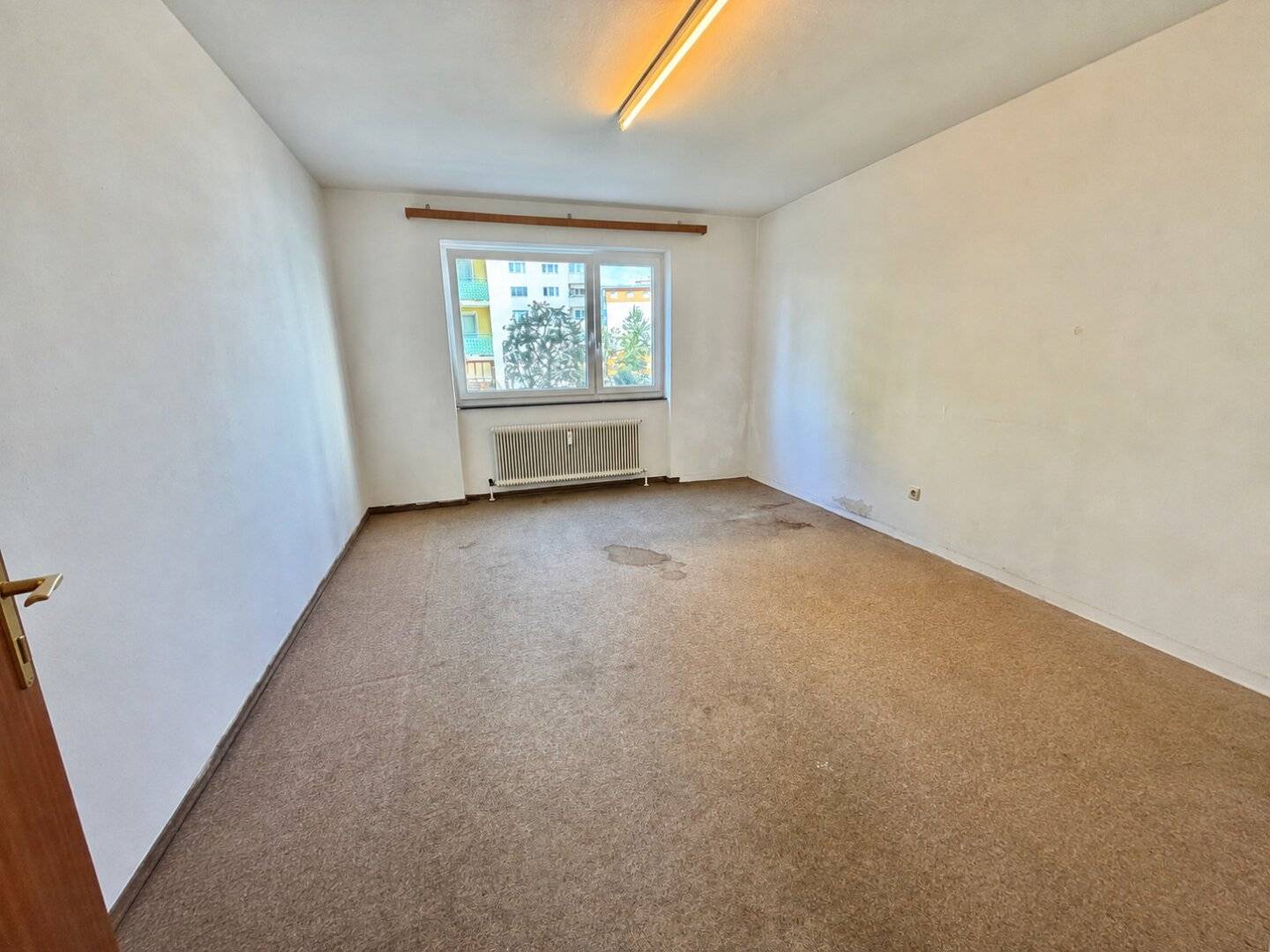 In need of renovation large 2-room apartment with loggia ideal for investors