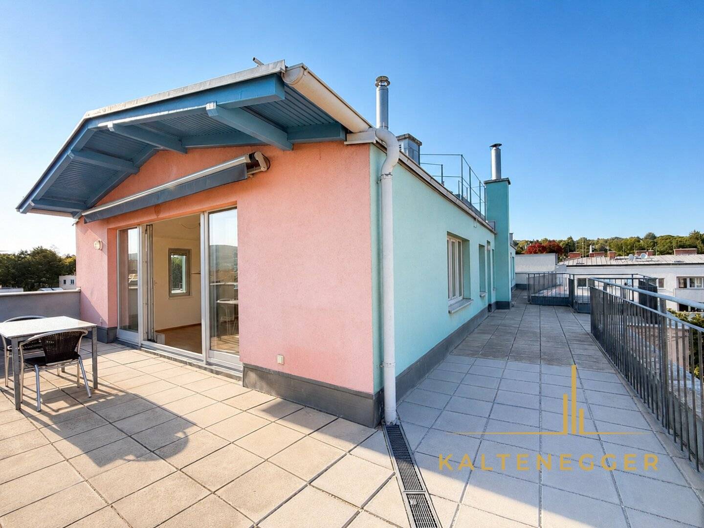 Spacious penthouse apartment with large terrace and direct lift access