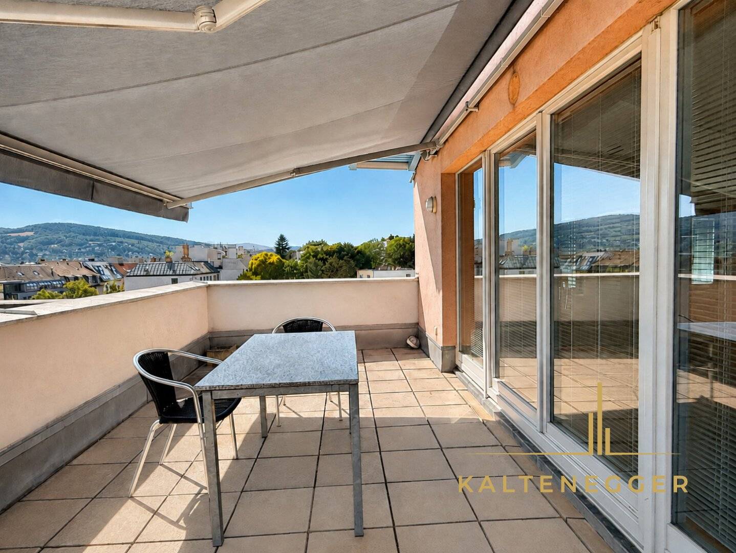Spacious penthouse apartment with large terrace and direct lift access