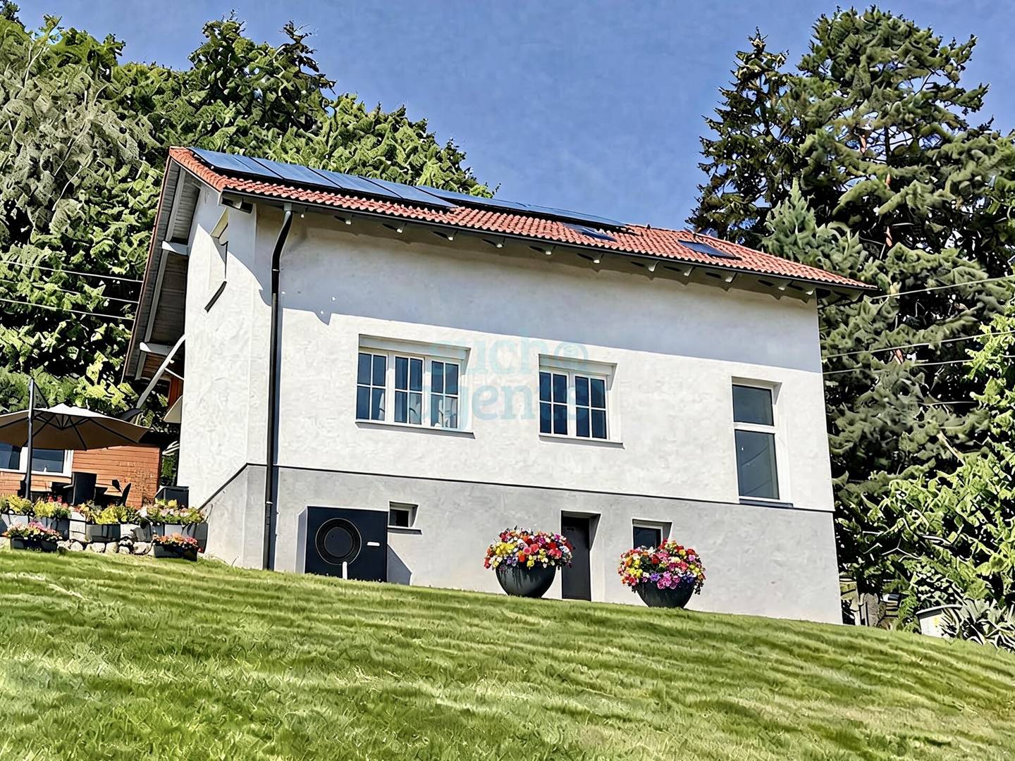 Modernisiert mit Photovoltaik und Terrasse Familienwohnung