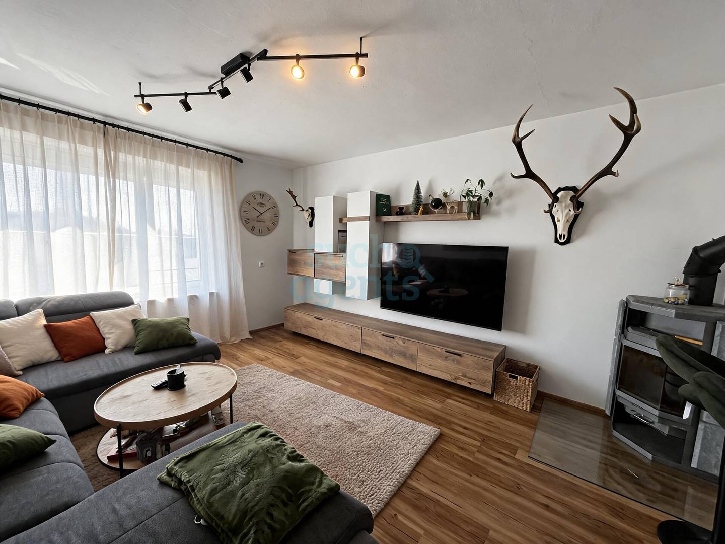 Modernisiert mit Photovoltaik und Terrasse Familienwohnung