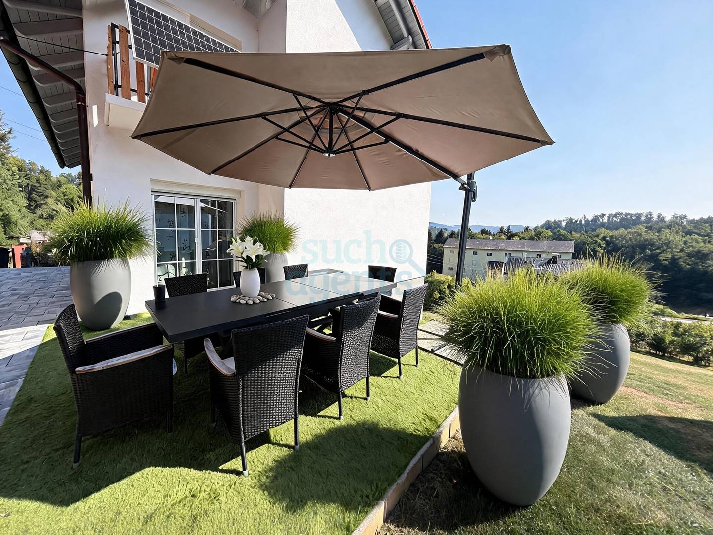 Modernisiert mit Photovoltaik und Terrasse Familienwohnung