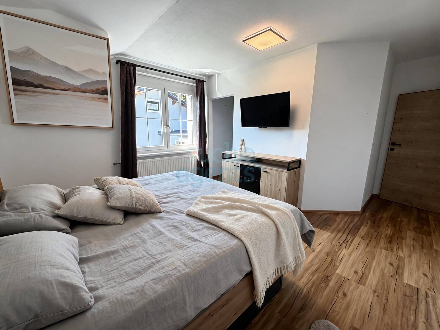 Modernisiert mit Photovoltaik und Terrasse Familienwohnung