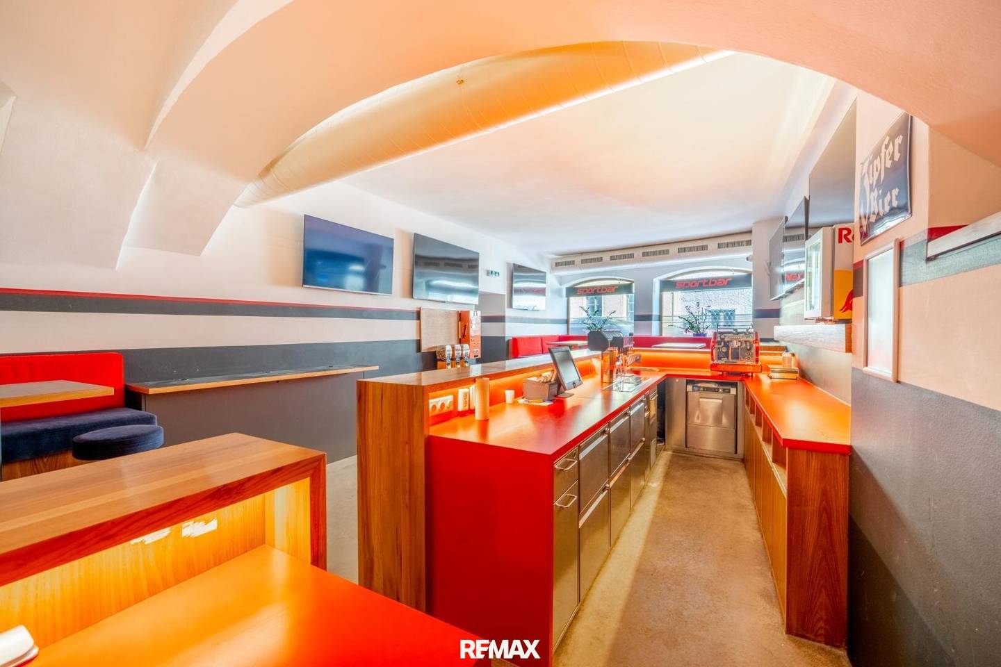 Hotspot Hallein - Fully furnished sports bar in the heart of Hallein's