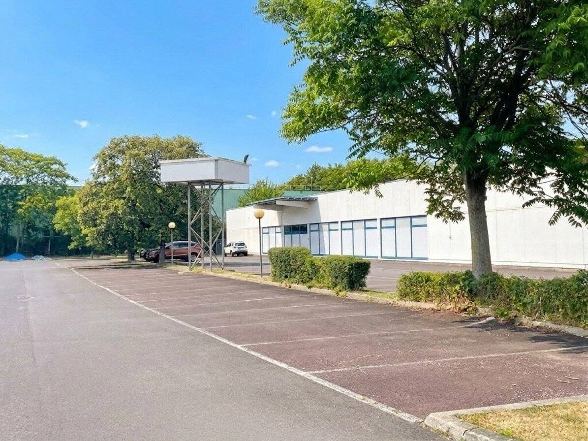 Top commercial space in a high-traffic location for rent