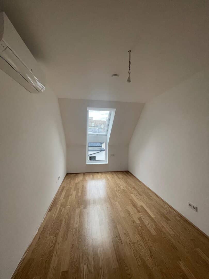 First occupancy: Newly built 3-room attic apartment with balcony