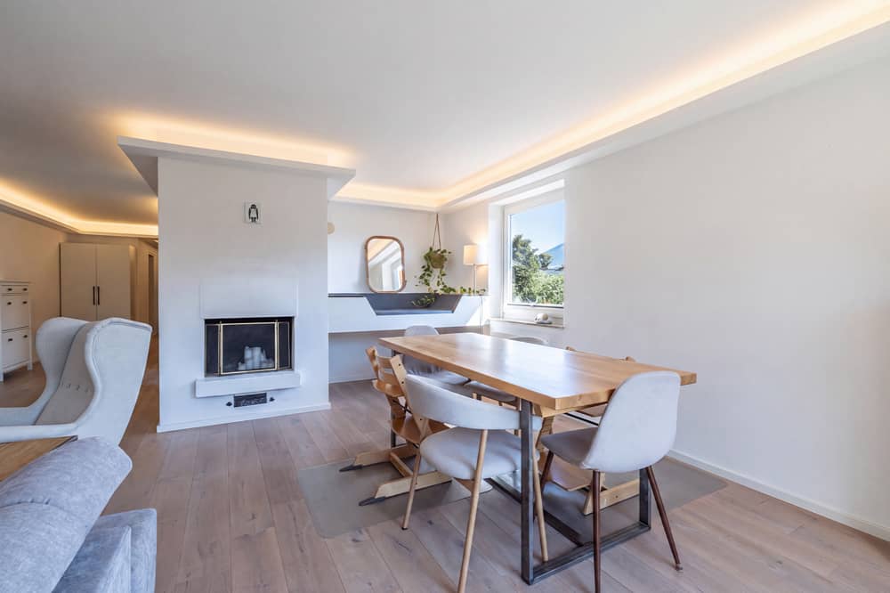 Lichtdurchflutete Wohnung mit Kamin und Grünblick