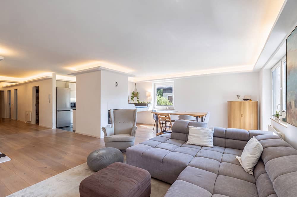 Lichtdurchflutete Wohnung mit Kamin und Grünblick