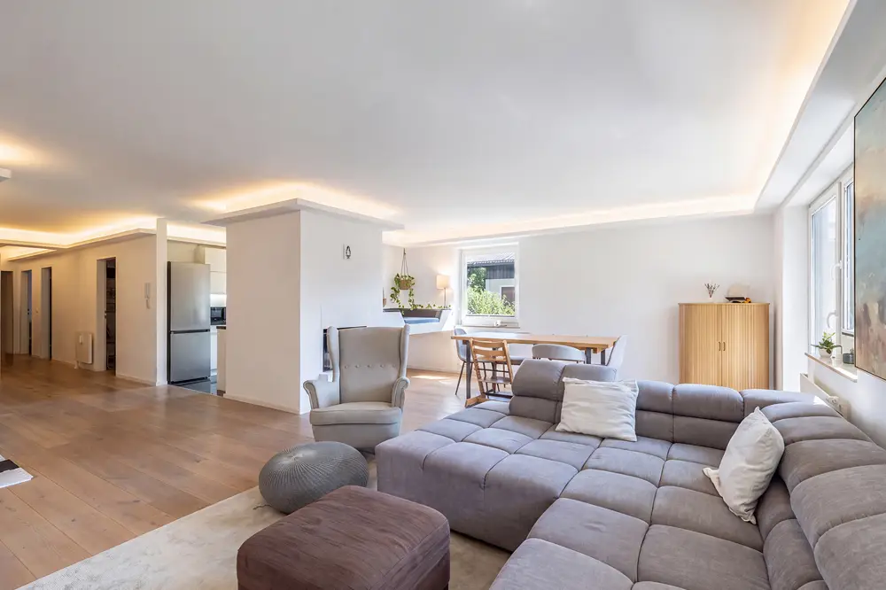 Lichtdurchflutete Wohnung mit Kamin und Grünblick