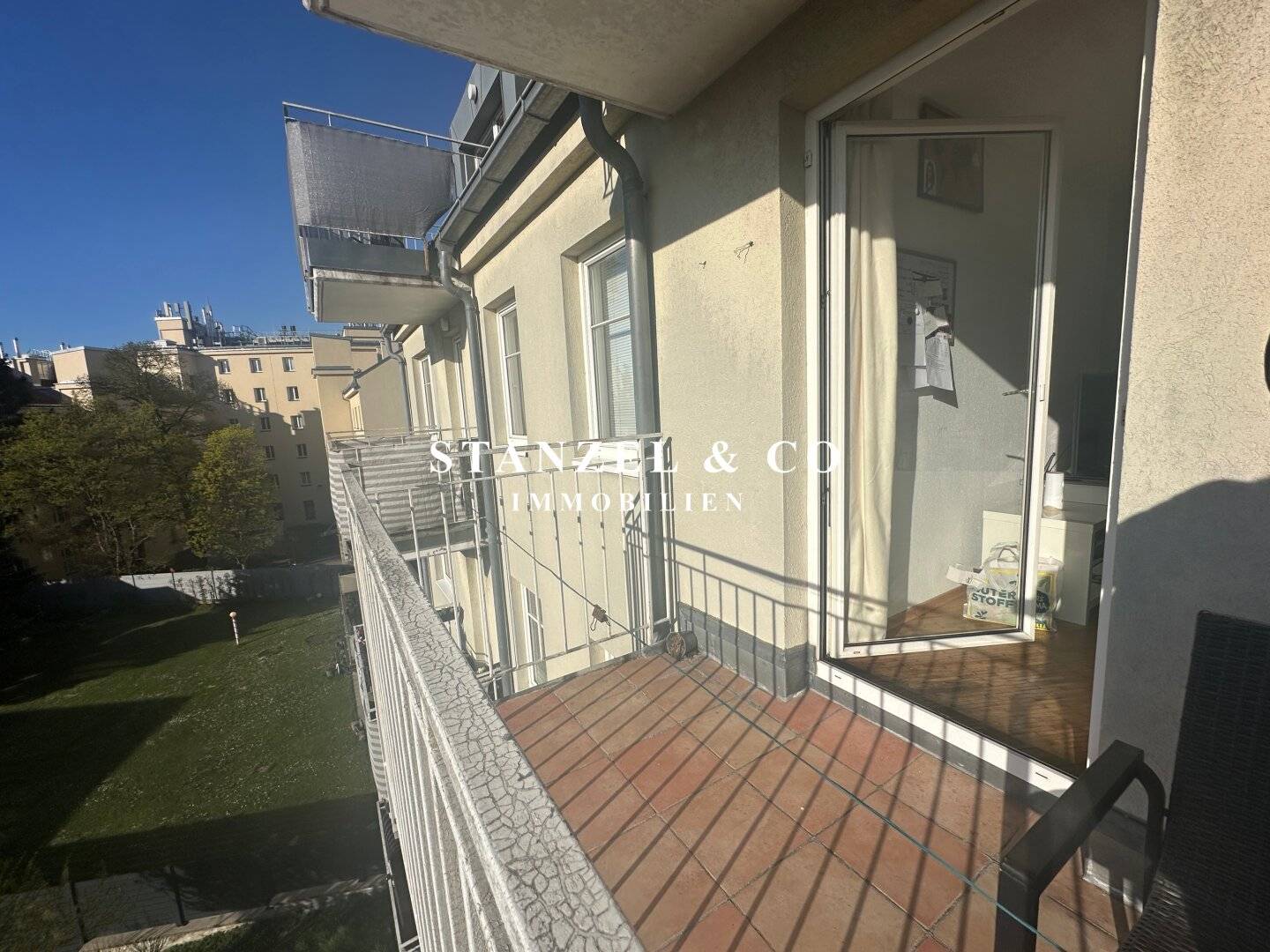 East- and west-facing balcony apartment in quiet location (built 1994)