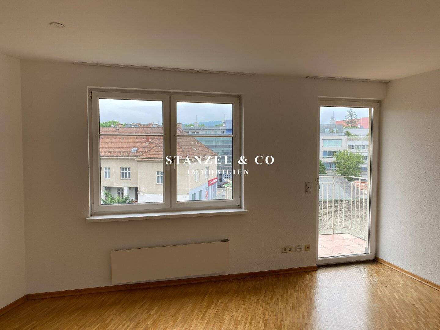 East- and west-facing balcony apartment in quiet location (built 1994)