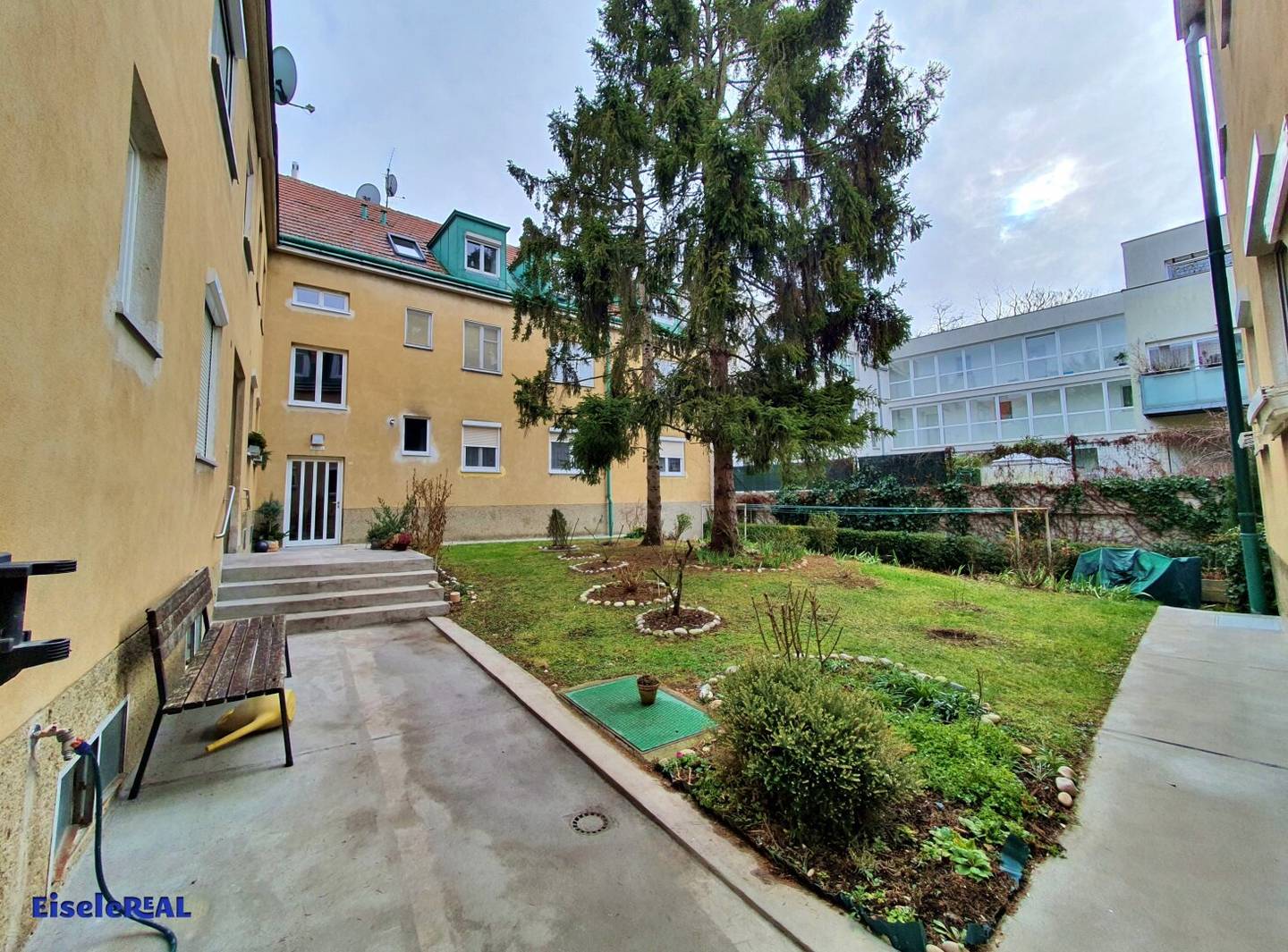 Quiet Courtyard Apartment in Schwechat