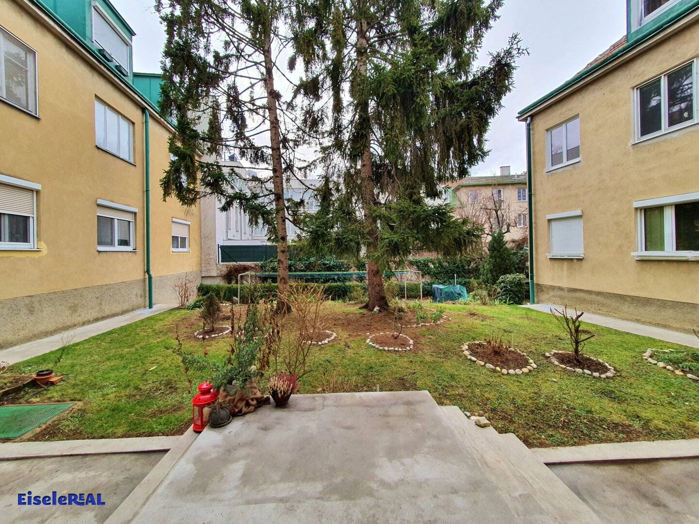 Quiet Courtyard Apartment in Schwechat