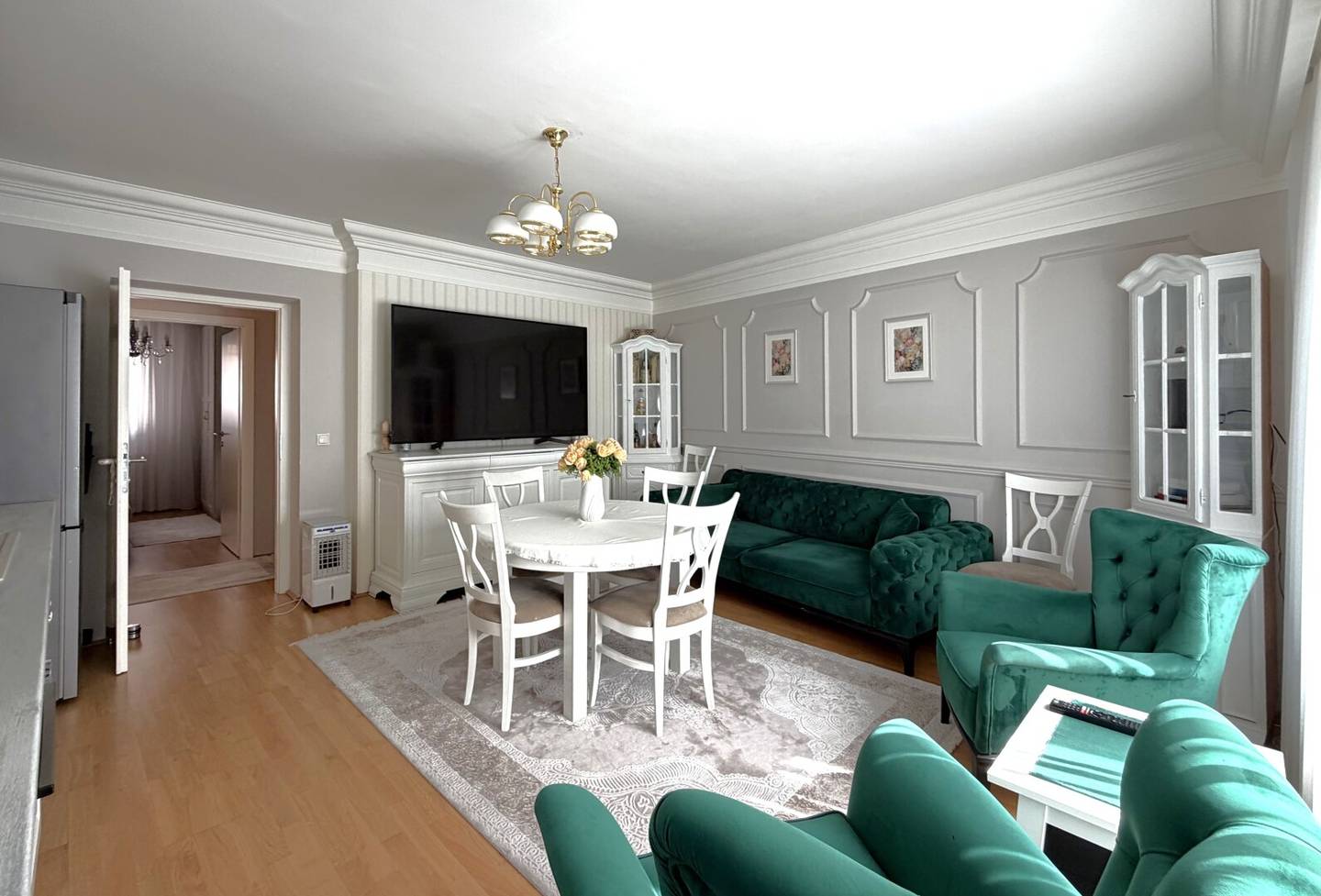 MODERN &amp; COMFORTABLE - FULLY FURNISHED 4 ROOM APARTMENT DIRECTLY AT THE U4