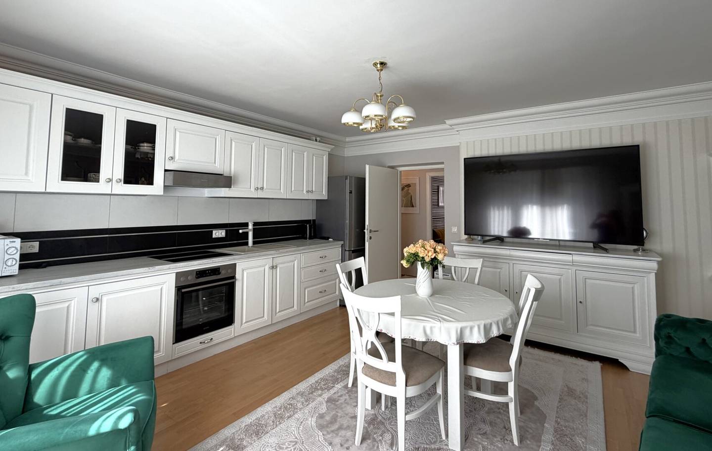 MODERN &amp; COMFORTABLE - FULLY FURNISHED 4 ROOM APARTMENT DIRECTLY AT THE U4