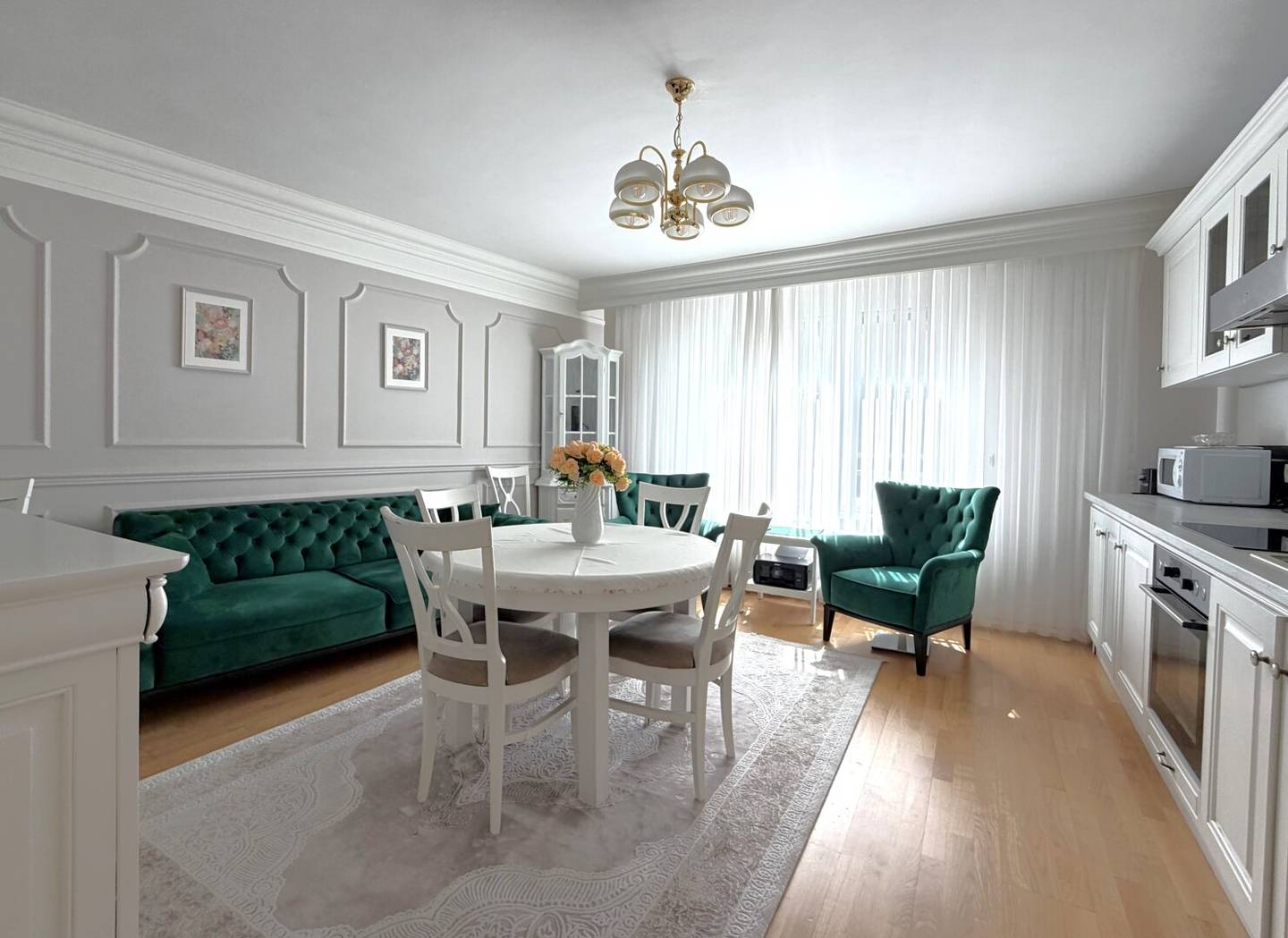 MODERN &amp; COMFORTABLE - FULLY FURNISHED 4 ROOM APARTMENT DIRECTLY AT THE U4