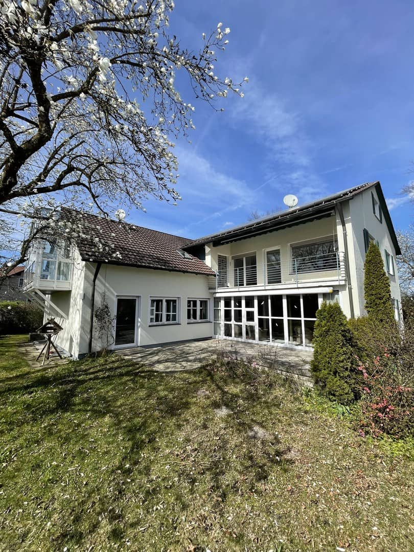 Familienwohnung mit Wintergarten und Hallenbad