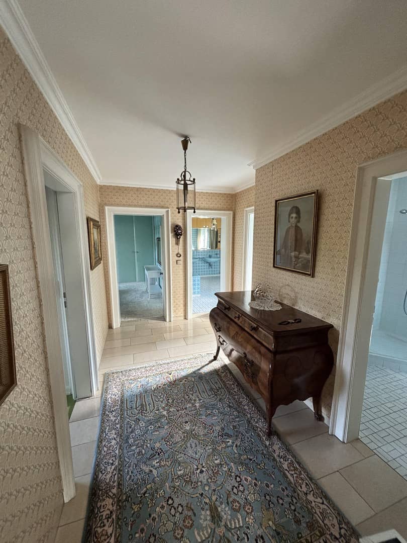 Familienwohnung mit Wintergarten und Hallenbad