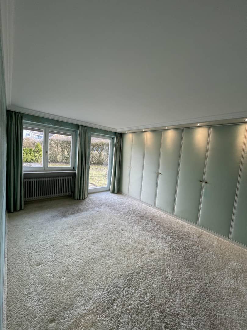 Familienwohnung mit Wintergarten und Hallenbad
