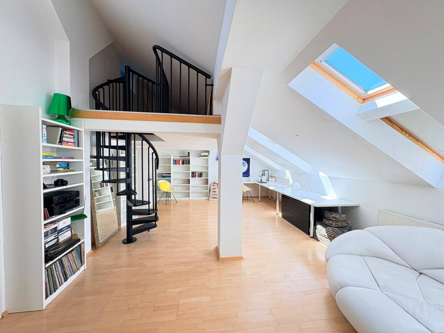 Moderne Dachgeschosswohnung..... Altbauflair  mit Terrasse, Aufzug  - 360 Grad Blick über den Dächern