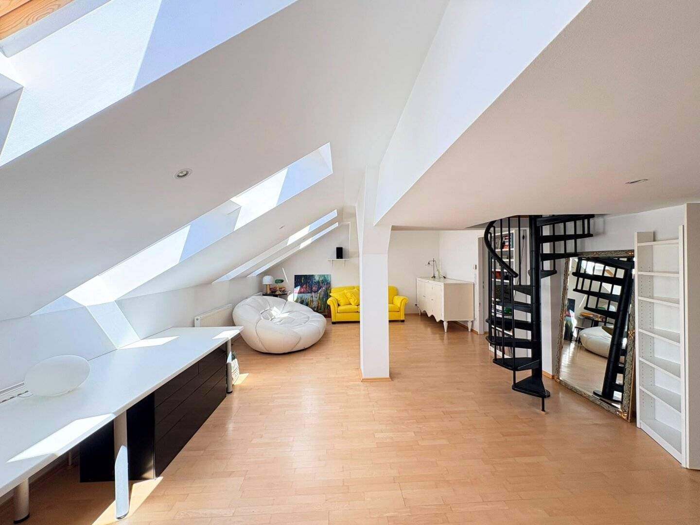 Moderne Dachgeschosswohnung..... Altbauflair  mit Terrasse, Aufzug  - 360 Grad Blick über den Dächern