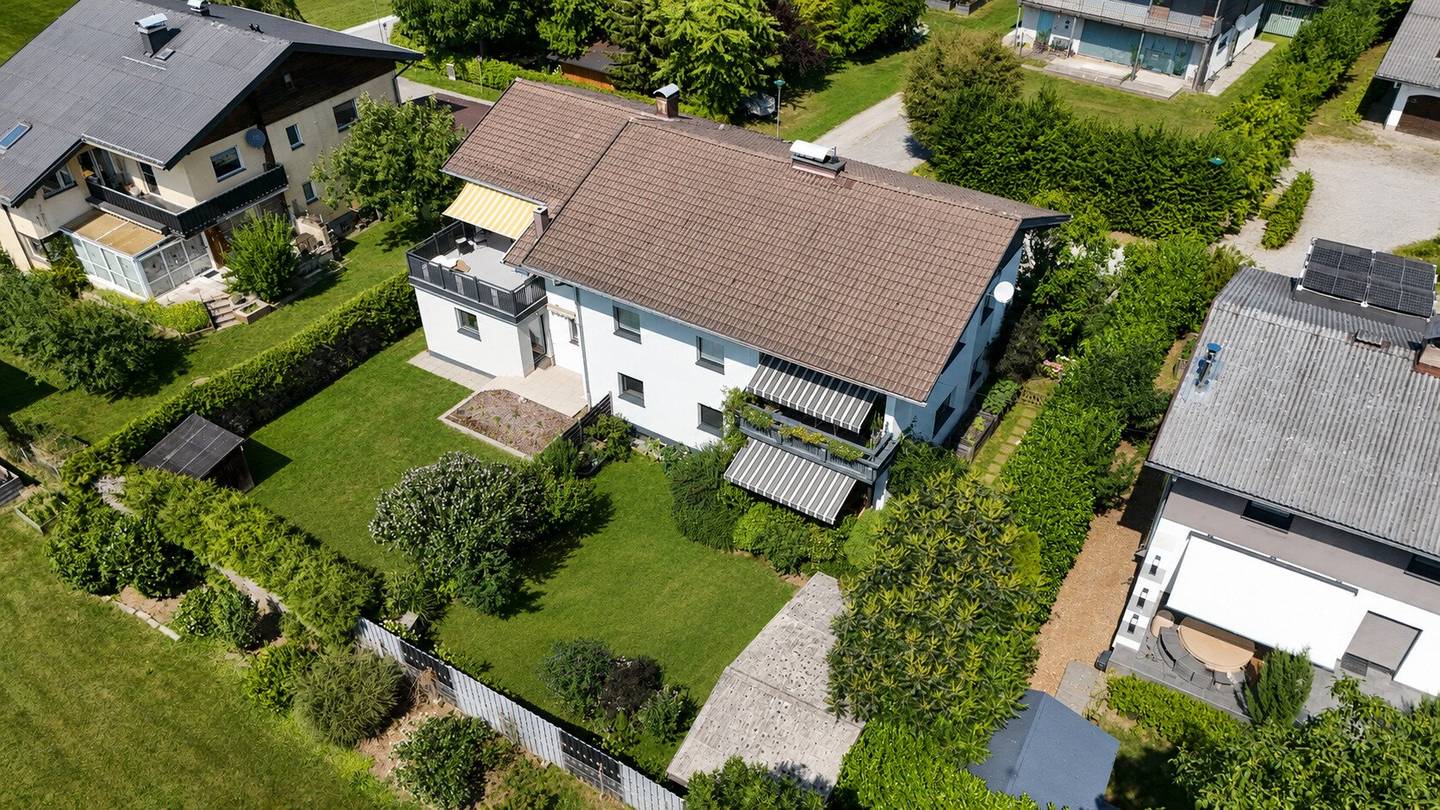 Doppelhaushälfte mit 2 getrennten Wohneinheiten, Garten, Balkon &amp; 5 Stellplätzen in Perwang am Grabensee!
