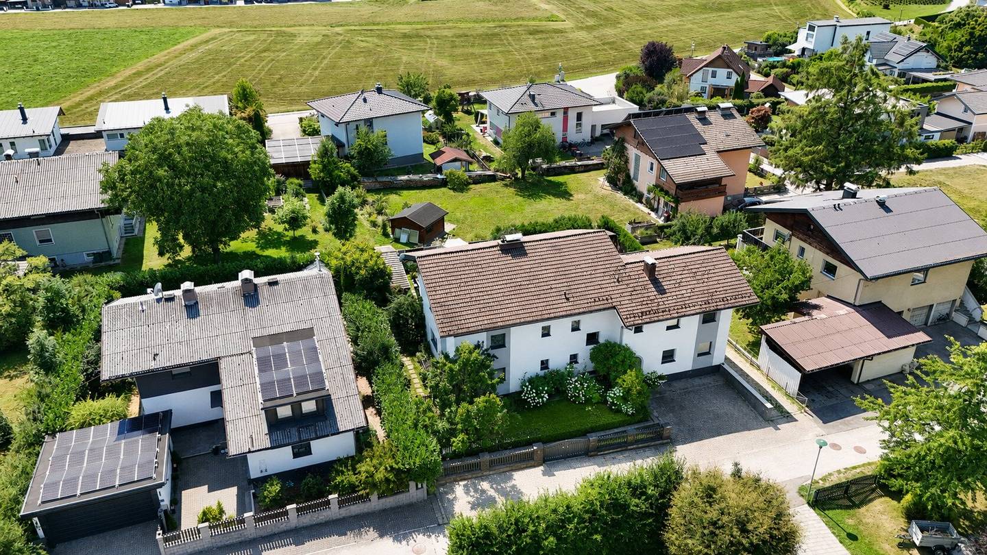 Doppelhaushälfte mit 2 getrennten Wohneinheiten, Garten, Balkon &amp; 5 Stellplätzen in Perwang am Grabensee!