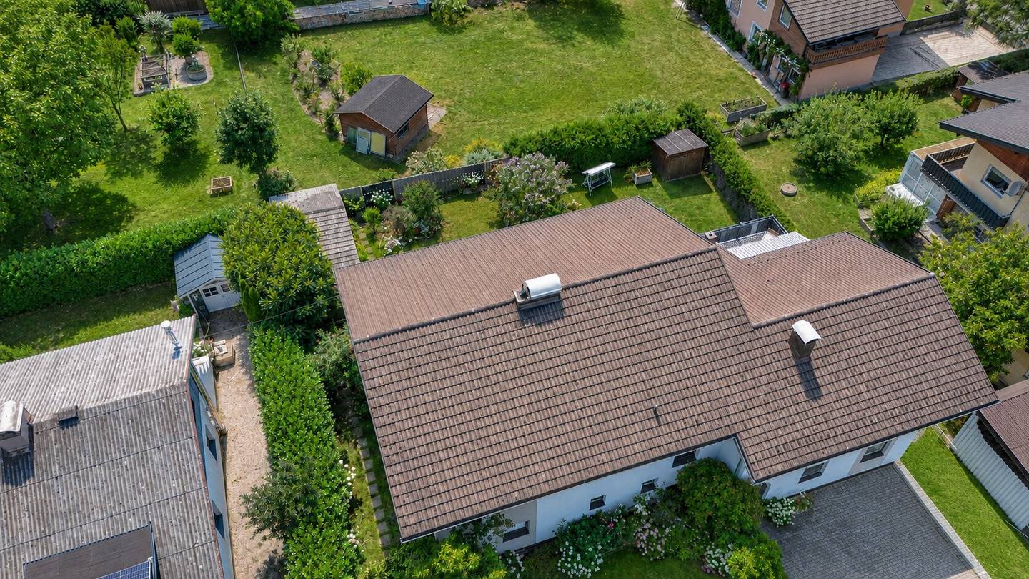 Doppelhaushälfte mit 2 getrennten Wohneinheiten, Garten, Balkon &amp; 5 Stellplätzen in Perwang am Grabensee!