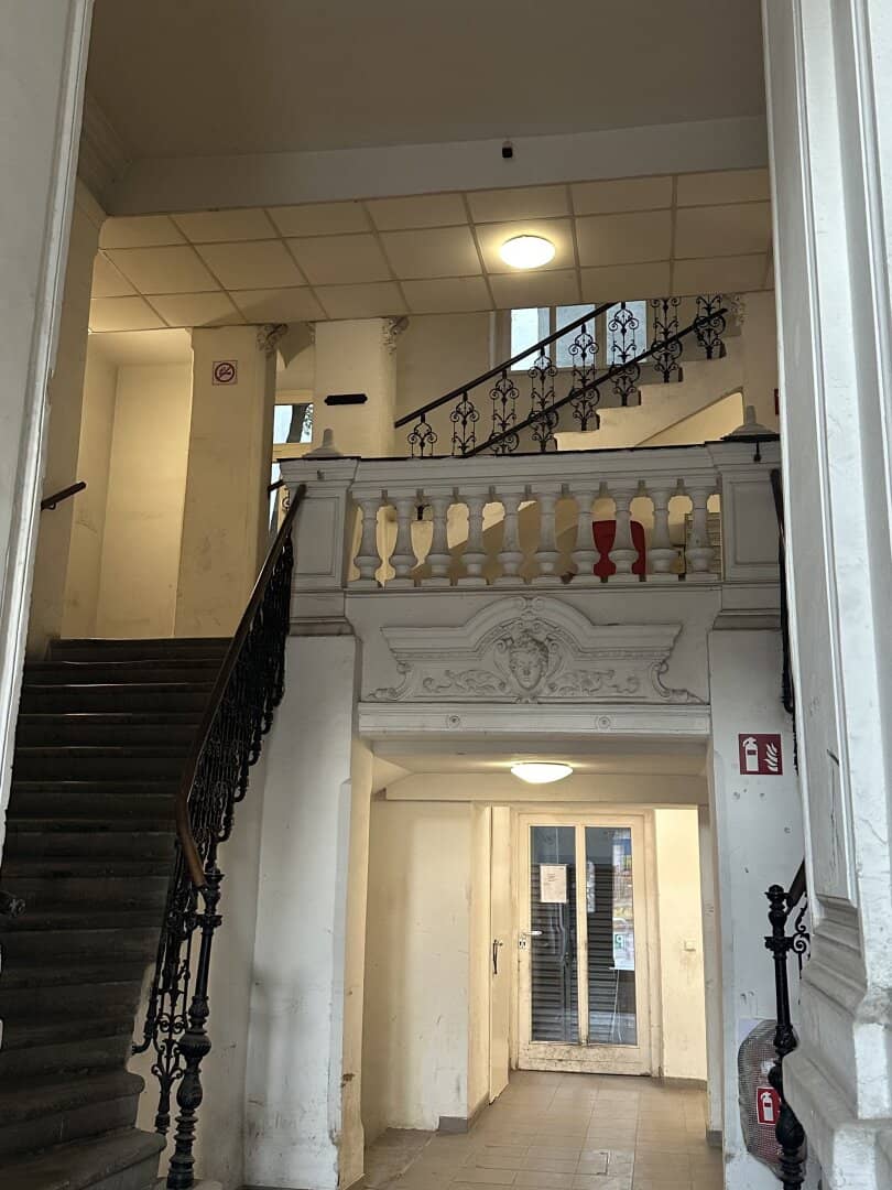 Old building apartment with charm and potential- Renovated, bright, top subway connection in 7th district.