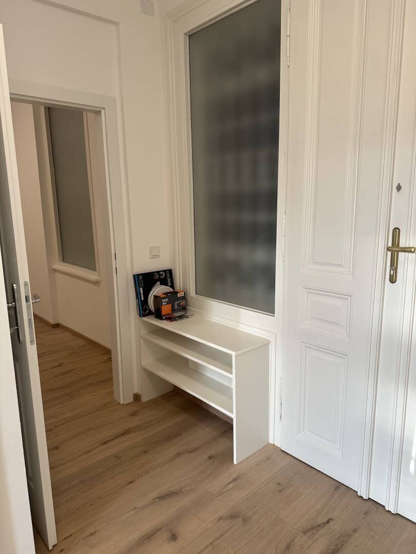 Old building apartment with charm and potential- Renovated, bright, top subway connection in 7th district.