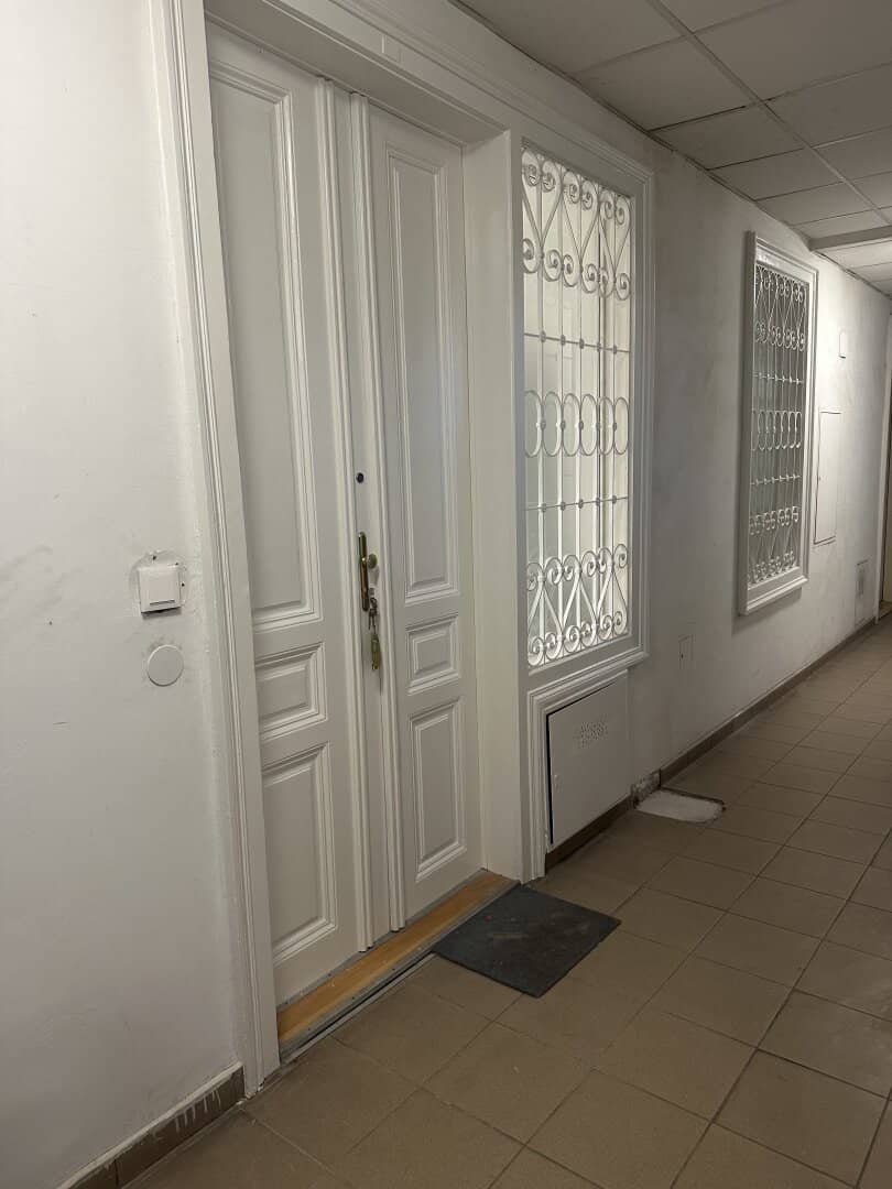 Old building apartment with charm and potential- Renovated, bright, top subway connection in 7th district.