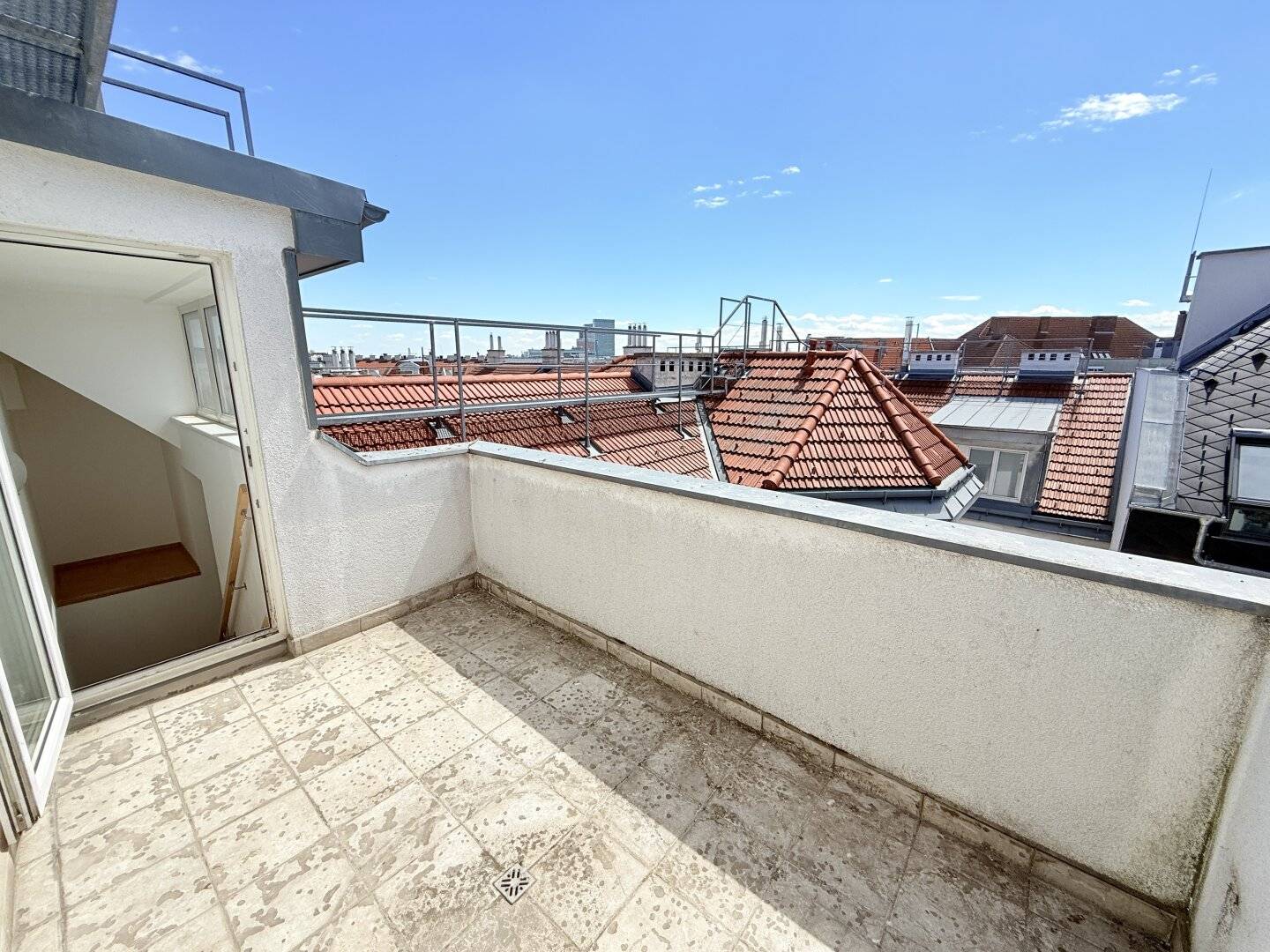 3-room attic apartment with courtyard-facing terrace - subway within walking distance