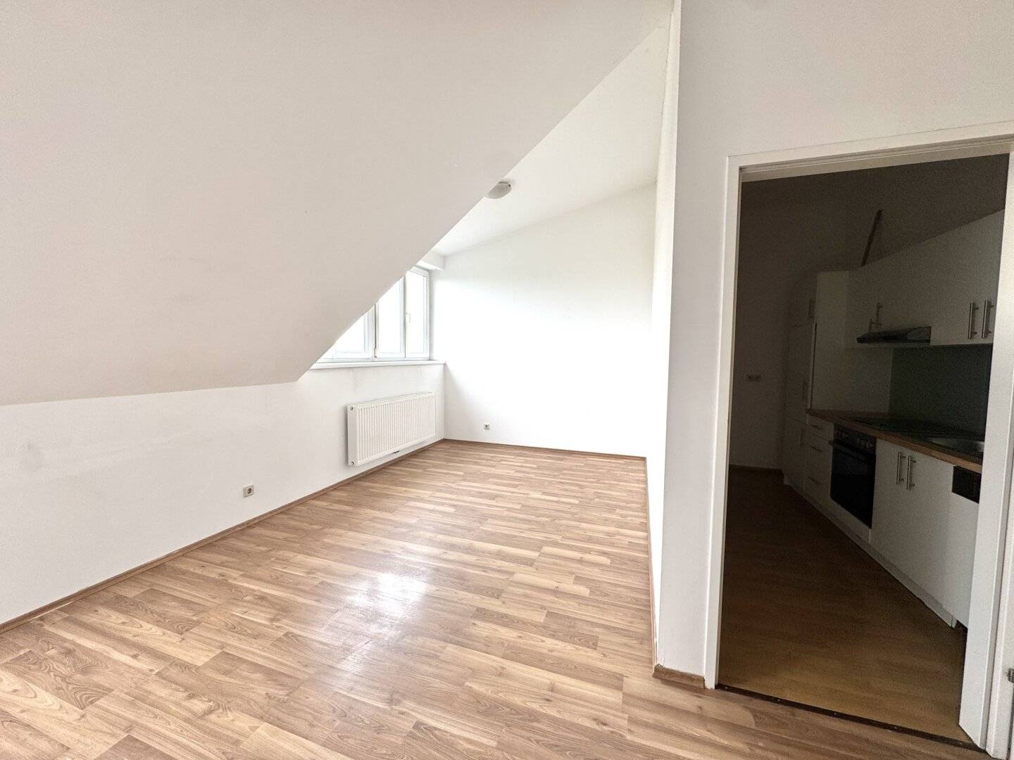 3-room attic apartment with courtyard-facing terrace - subway within walking distance