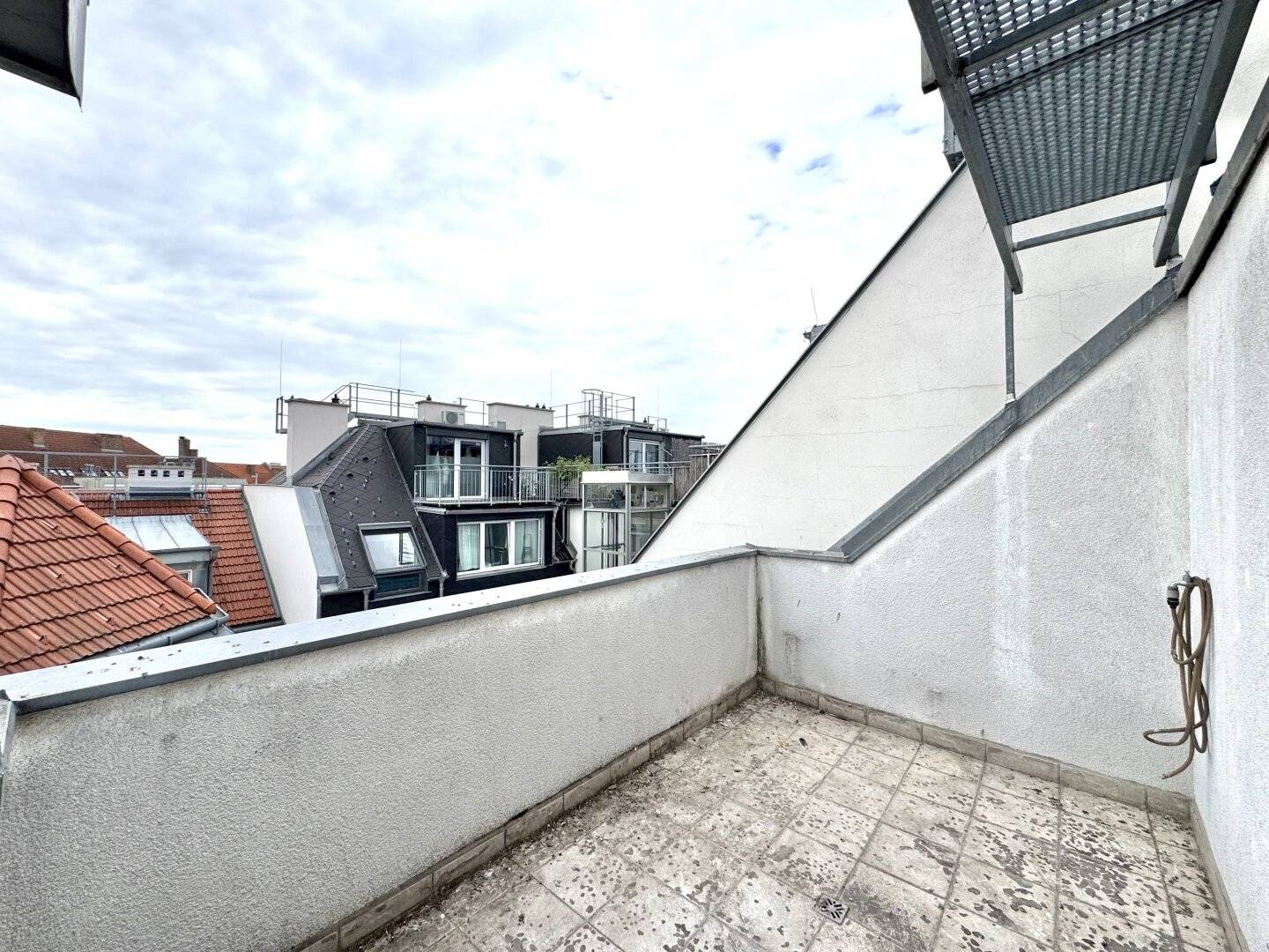 3-room attic apartment with courtyard-facing terrace - subway within walking distance