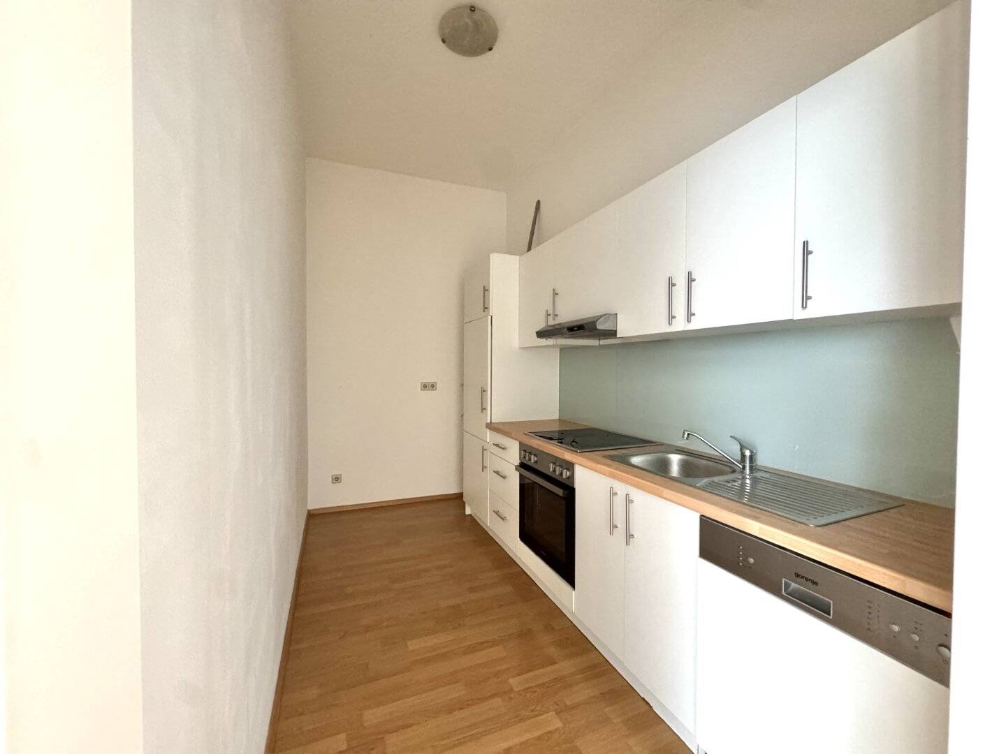 3-room attic apartment with courtyard-facing terrace - subway within walking distance