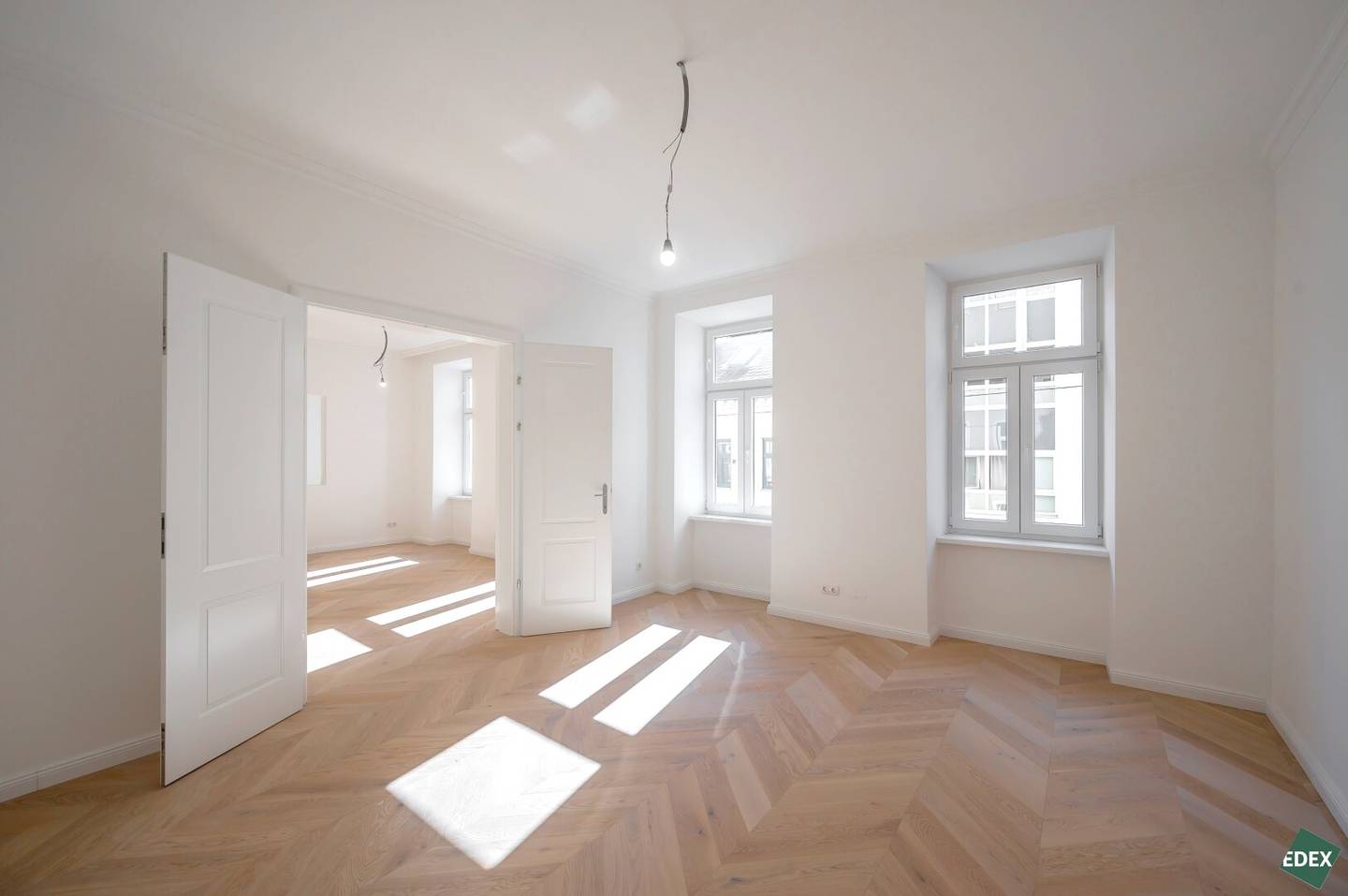 Beautifully renovated 5-room period apartment near Schubertpark ideal for families