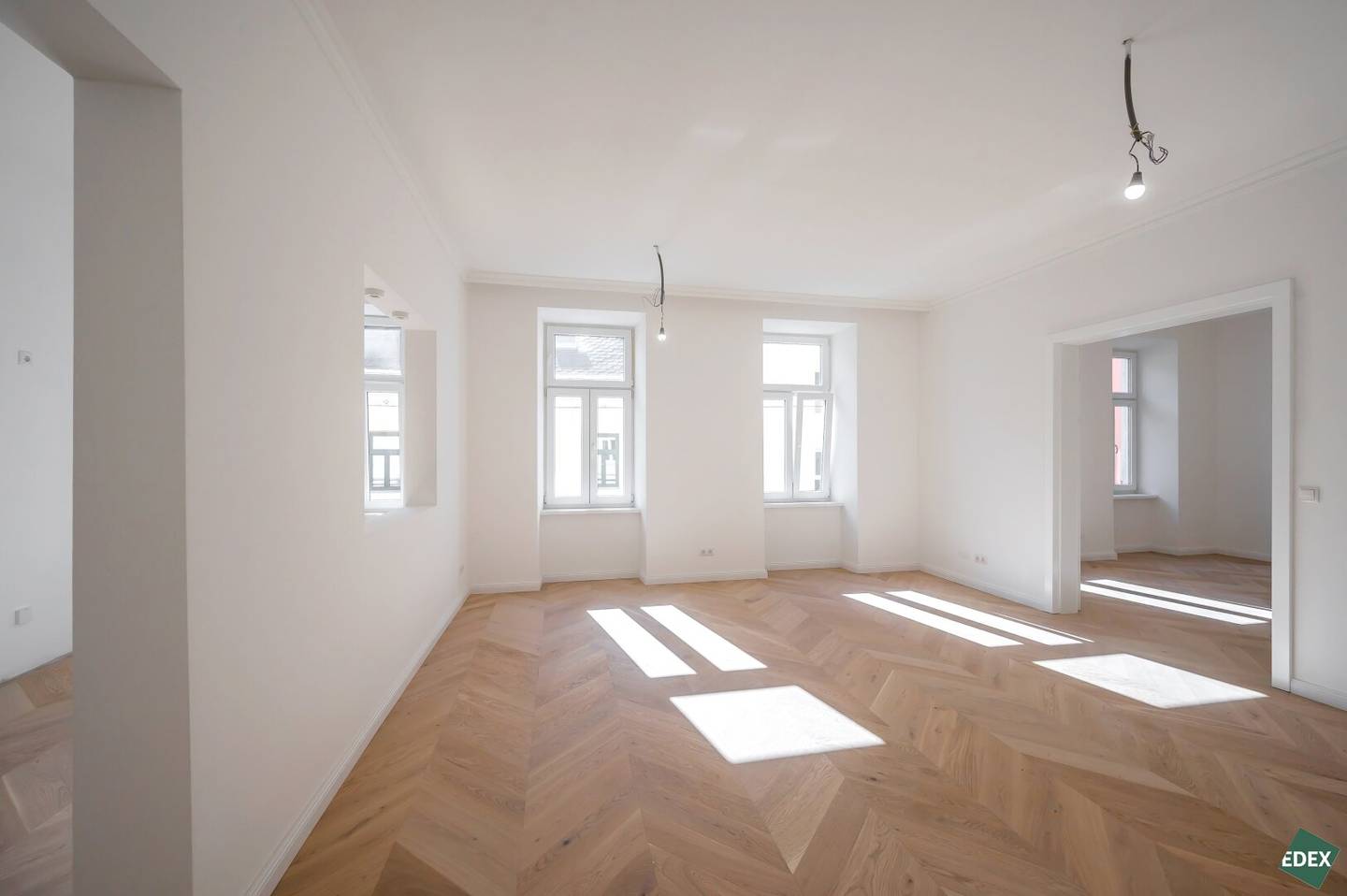 Beautifully renovated 5-room period apartment near Schubertpark ideal for families