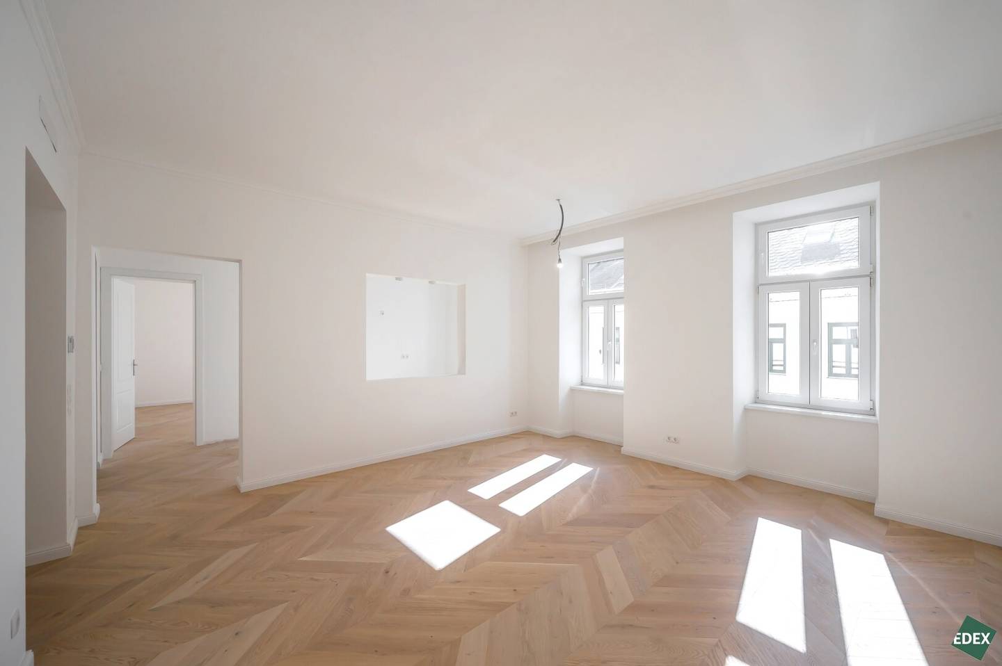 Beautifully renovated 5-room period apartment near Schubertpark ideal for families