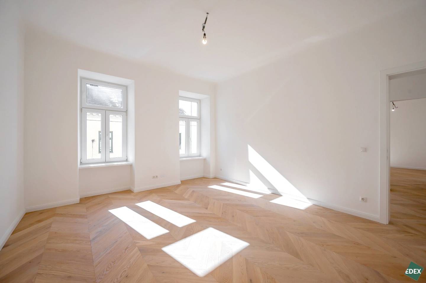 Beautifully renovated 5-room period apartment near Schubertpark ideal for families