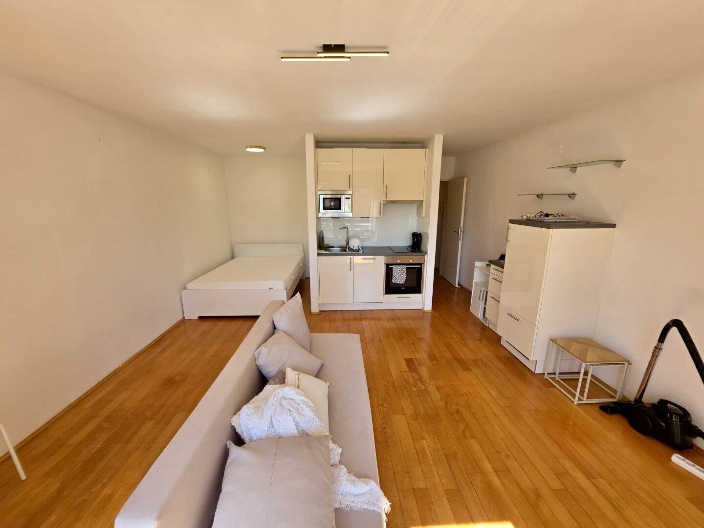 Near Millennium City and U6 Handelskai - Studio apartment directly by the Danube with elevator – bright and quiet