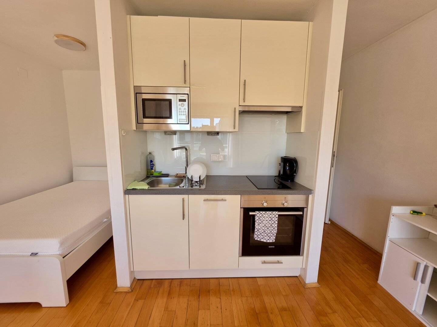 Near Millennium City and U6 Handelskai - Studio apartment directly by the Danube with elevator – bright and quiet