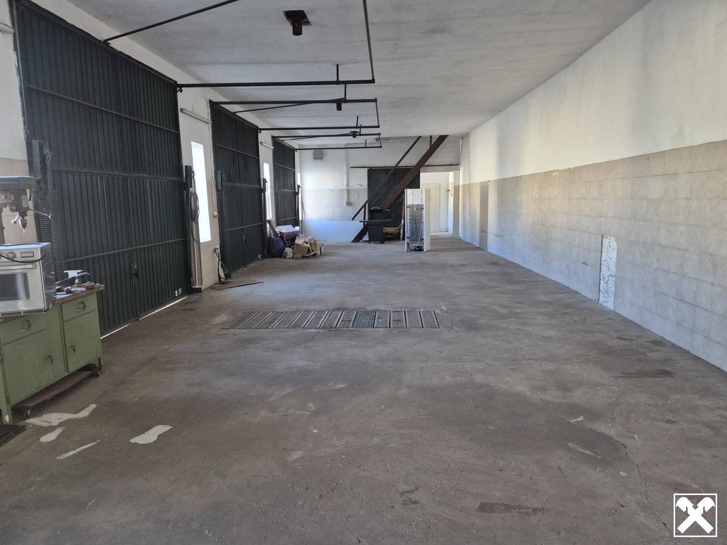 Sichere Garagenboxen mit Starkstrom und Montagegrube Loftwohnung