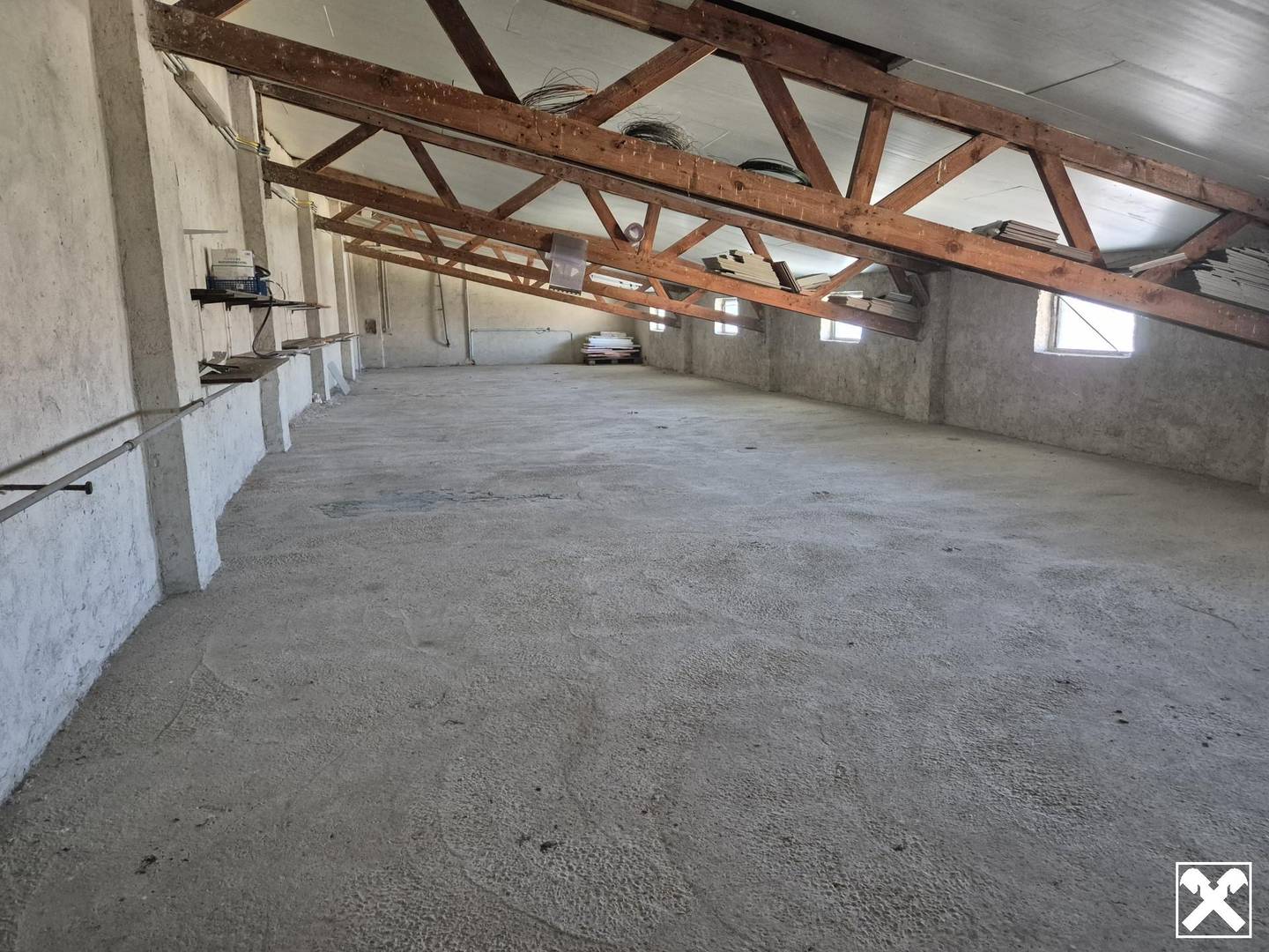 Sichere Garagenboxen mit Starkstrom und Montagegrube Loftwohnung