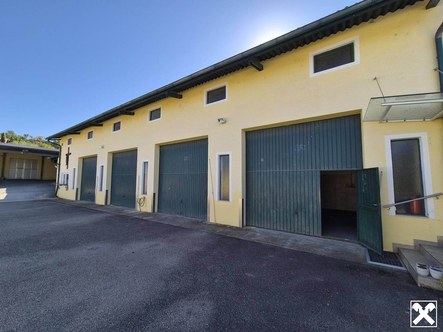 Sichere Garagenboxen mit Starkstrom und Montagegrube Loftwohnung