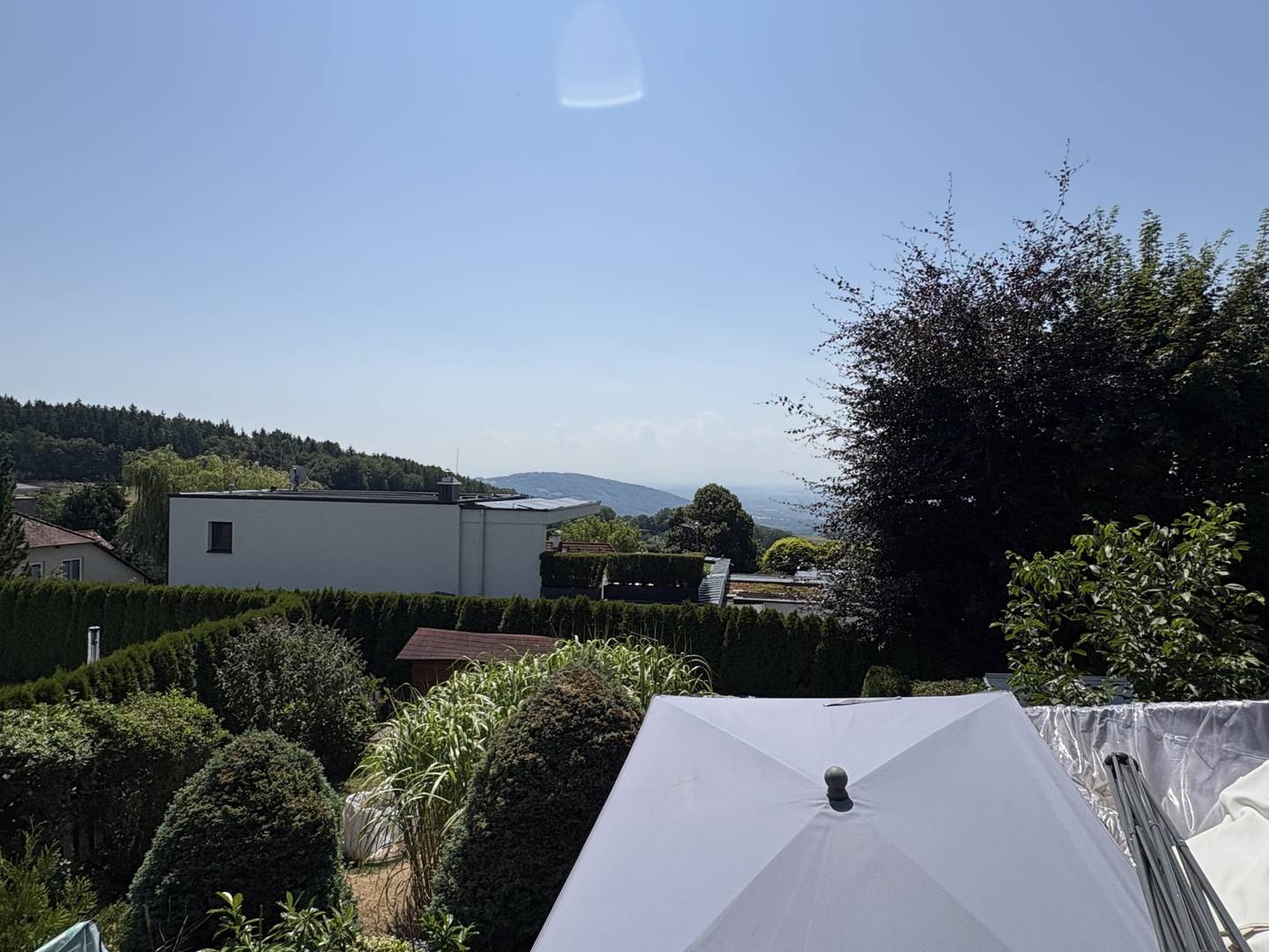 Sonnige Terrasse und Garten Familienwohnung in Aussichtslage