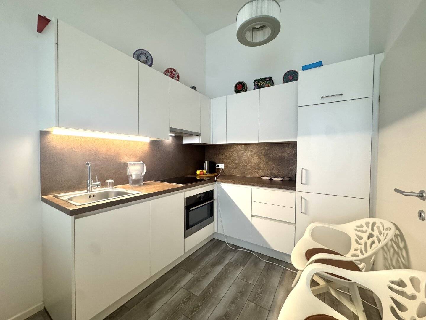 Erdgeschosswohnung mit großzügiger Terrasse und 3,5 Meter hohen Decken nahe Hauptbahnhof