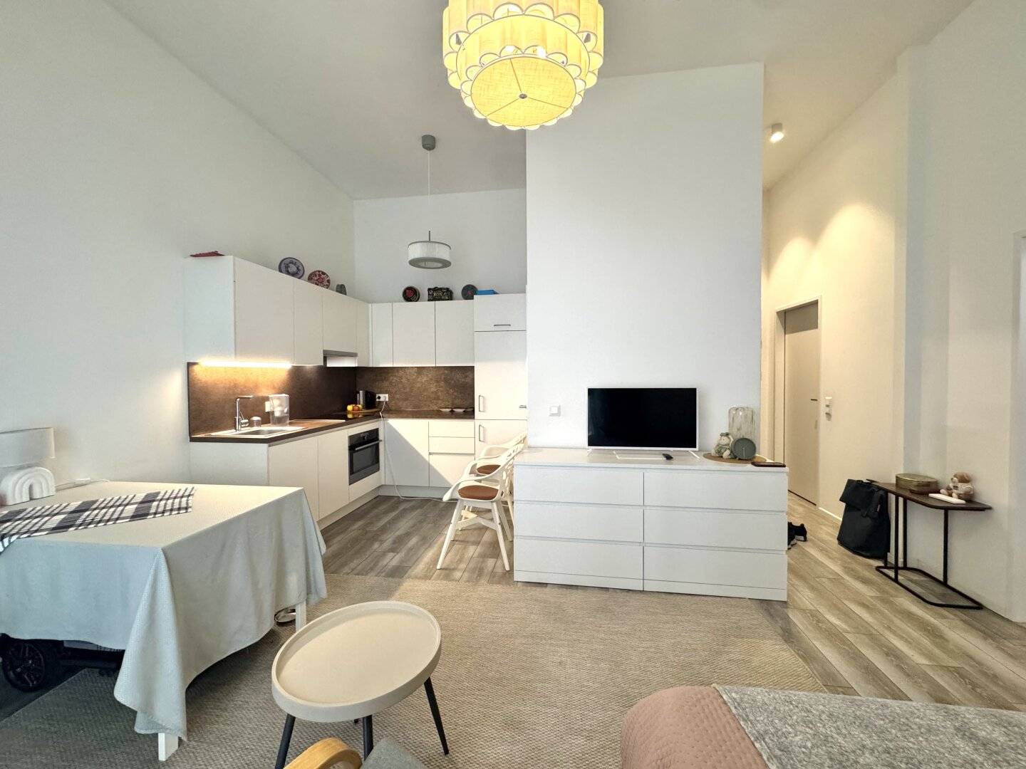 Erdgeschosswohnung mit großzügiger Terrasse und 3,5 Meter hohen Decken nahe Hauptbahnhof