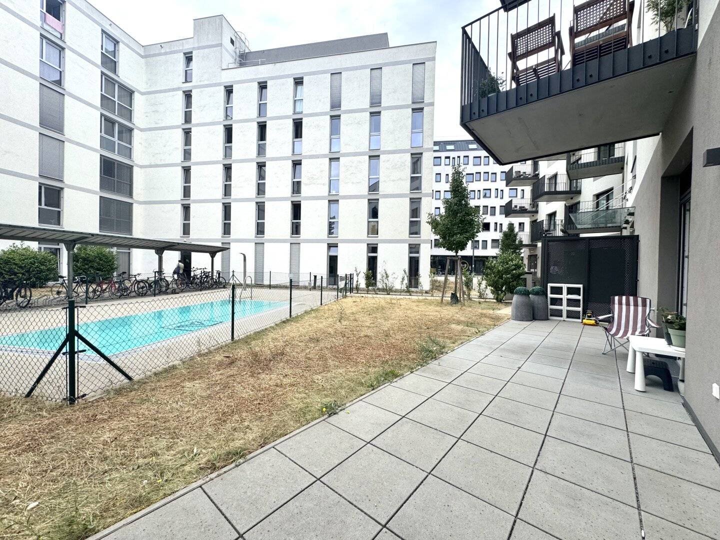 Erdgeschosswohnung mit großzügiger Terrasse und 3,5 Meter hohen Decken nahe Hauptbahnhof